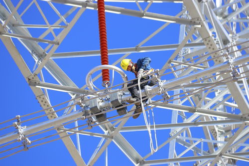 用電負荷創新高 國網甘肅電力員工戰高溫保供電